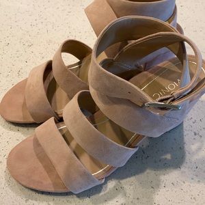 NWOT Vionic Nude/ Blush sandals/ pumps